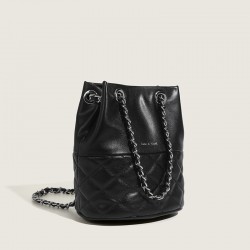 Small batch high-end woven single shoulder baguette bag， fashionable and exquisite， horizontal hand-held evening bag， versatile women's crossbody bag
