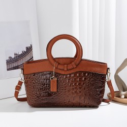 Small batch original design champagne color woven tote bag， large capacity， versatile， hand-held single shoulder bags for women