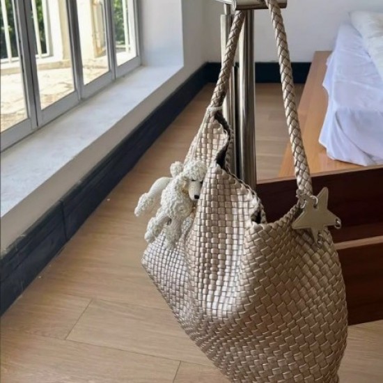 Woven bag single shoulder baguette bag, small batch high-end horizontal hand-held evening bag, versatile crossbody bag, fashionable and exquisite women's bag Woven bag single shoulder baguette bag, small batch high-end horizontal hand-held evening bag, versatile crossbody bag, fashionable and exquisite women's bag